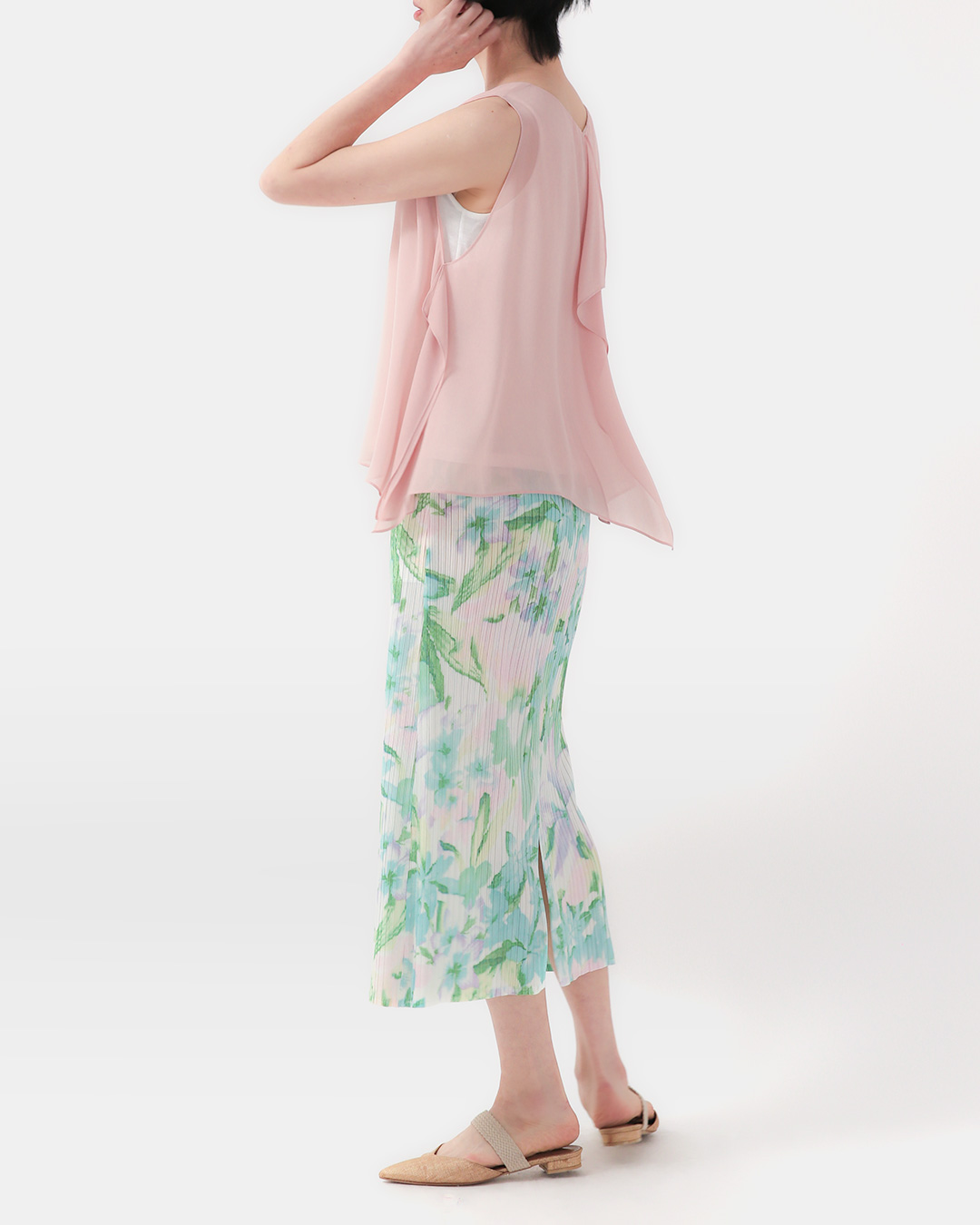 More elegantly and lightly than anyone else<br> Flow Draping Sleeveless Top