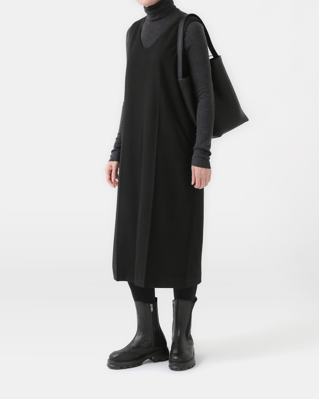 A sturdy piece in the closet<br> U-neck Wool One Piece