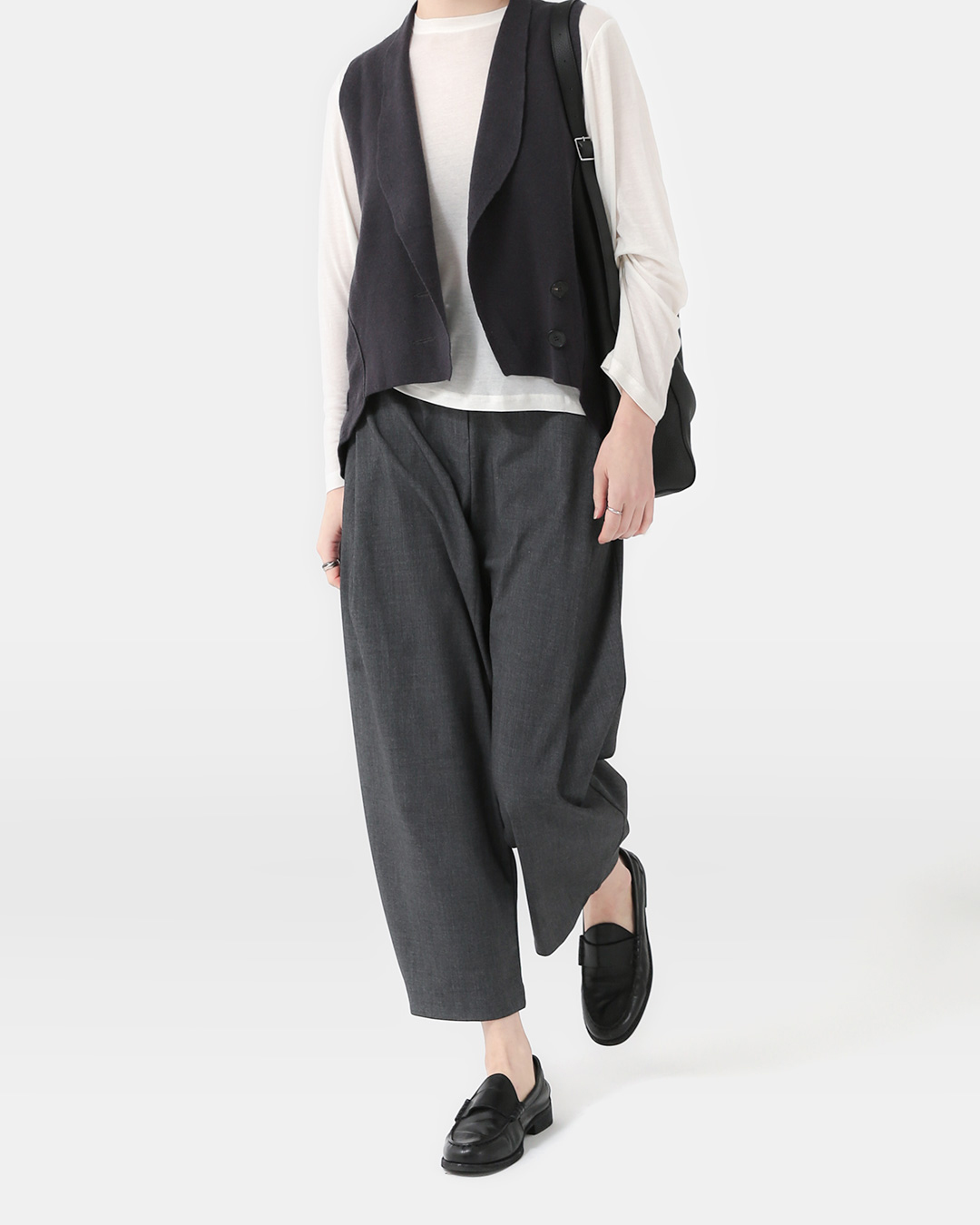 Naturally flowing style<br> tailored wide-leg pants