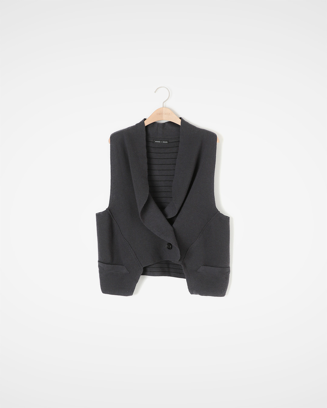 Where classic and modern coexist<br> classic wool knit vest