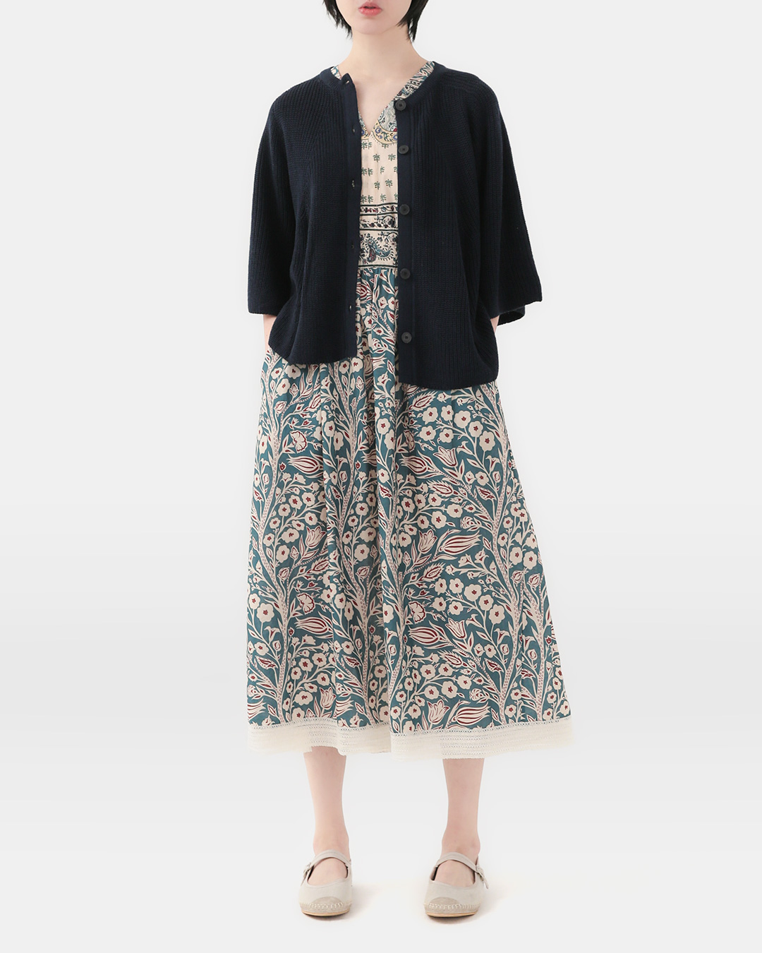 Flexibility to enjoy front and back<br> twoway knit cardigan