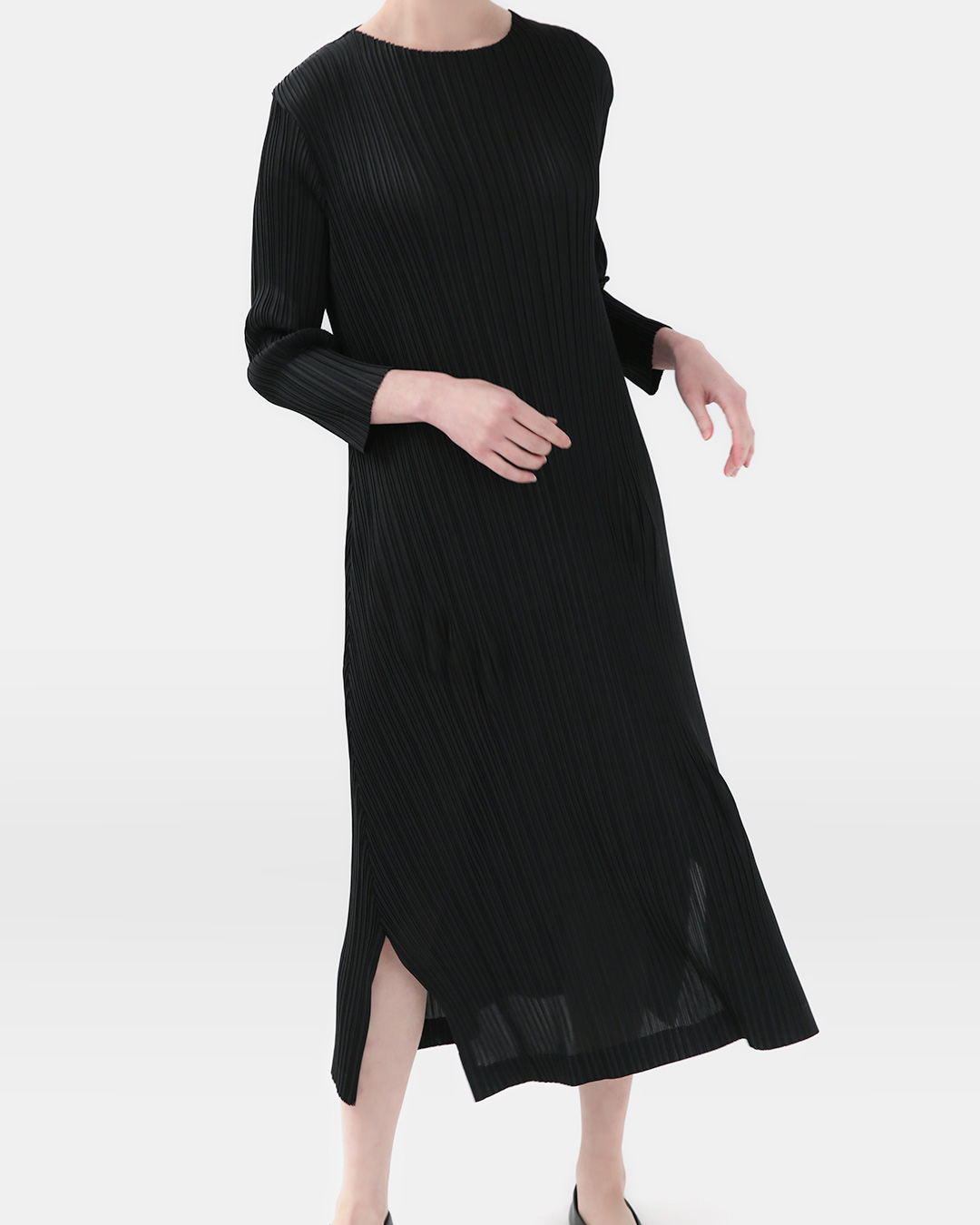 The more you move, the more beautiful your silhouette becomes<br> vertical pleats maxi dress