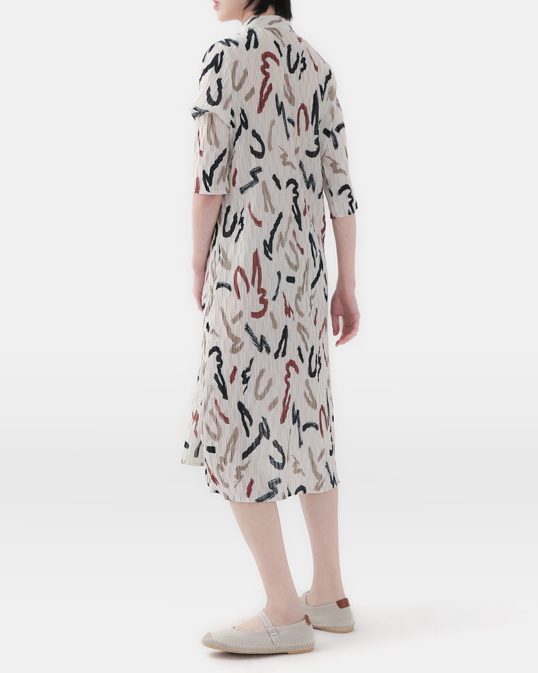 dramatic rhythm of lines<br> painterly pattern pleats dress