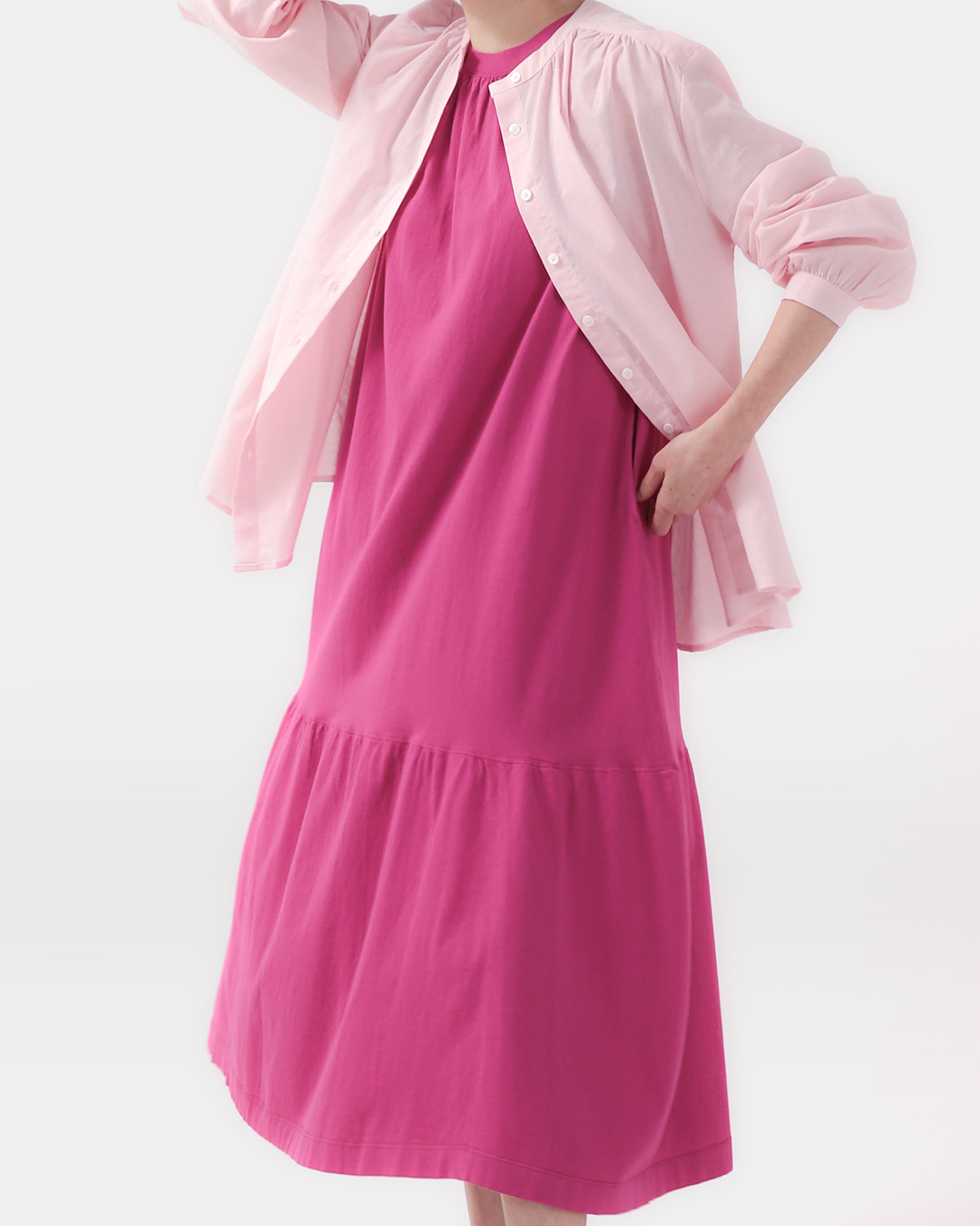 Delicate shirring and flowing fit<br> soft gather band collar blouse