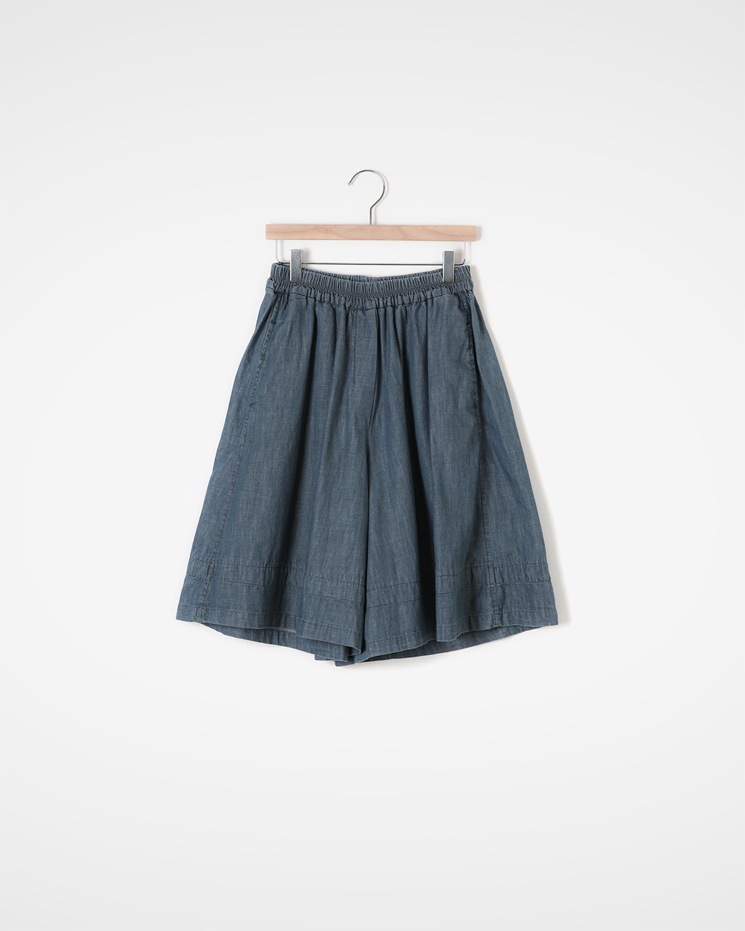 Light as a skirt and comfortable as pants<br> soft denim volume pants