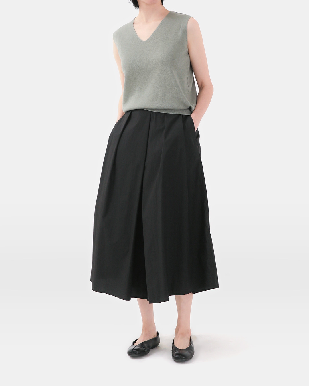 Neat V-neck line and simple texture<br> V-neck Daily Knit Vest