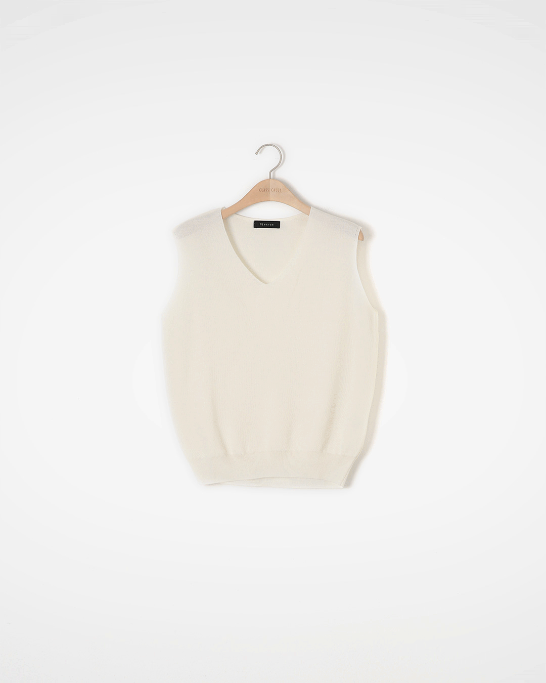 Neat V-neck line and simple texture<br> V-neck Daily Knit Vest