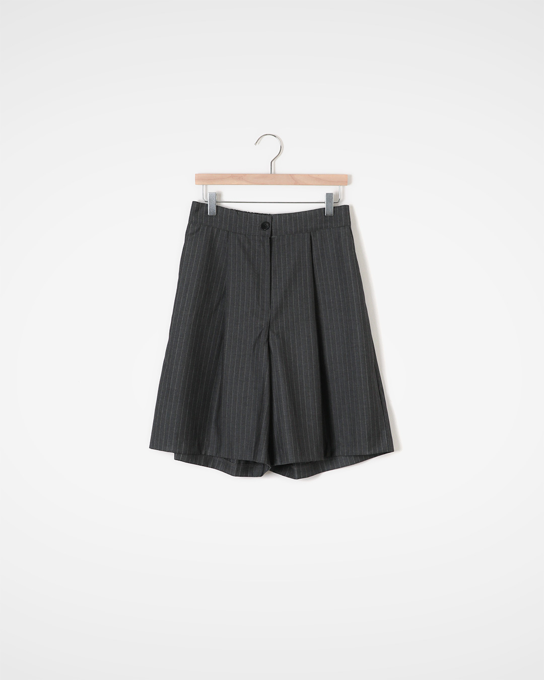 Wide silhouette with a light fall<br> pinstripe tuck wide shorts