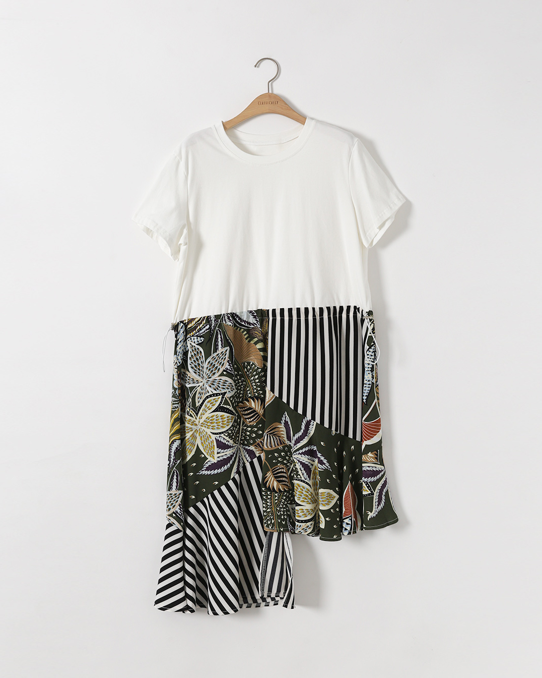 It's light to wear like a t-shirt<br> A complete look with a skirt line