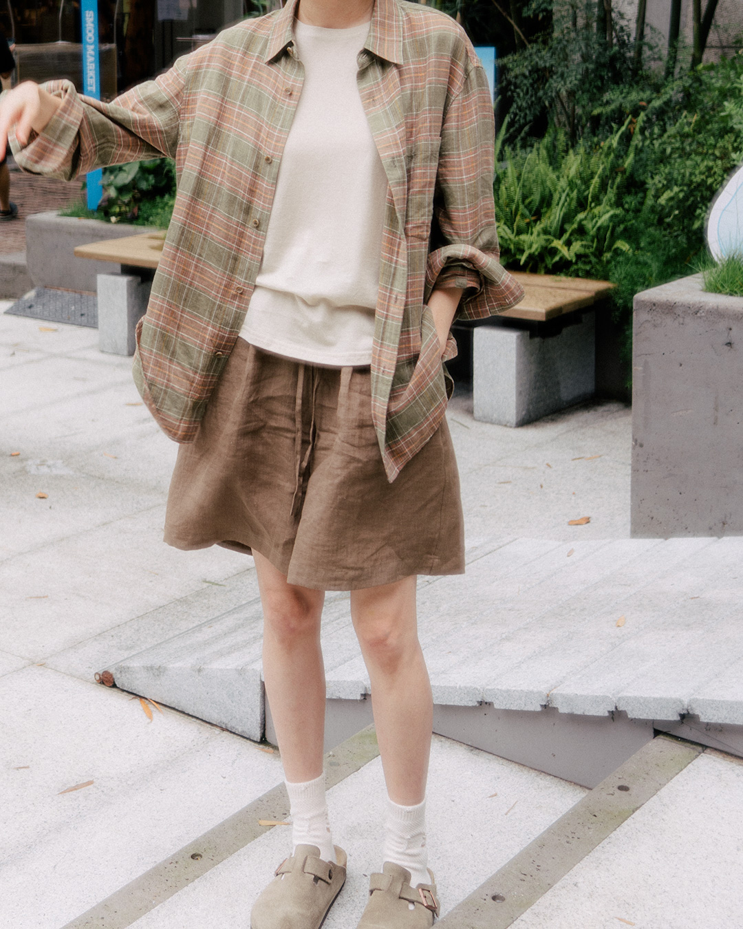 Anywhere from the city to the beach<br> 100% Linen Drawstring Shorts