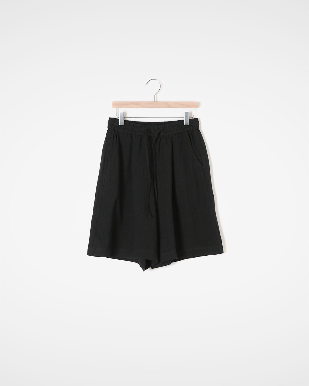 Anywhere from the city to the beach<br> 100% Linen Drawstring Shorts
