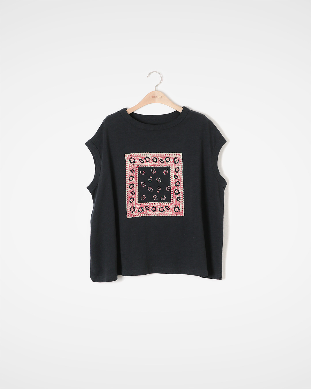 Add some vitality with a bandana<br> bandana motif sleeveless tee