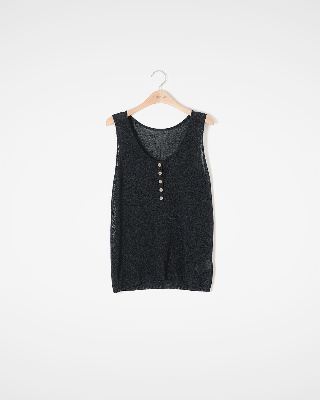 Button Knit for a refreshing look<br> Sleeveless U-neck Tower