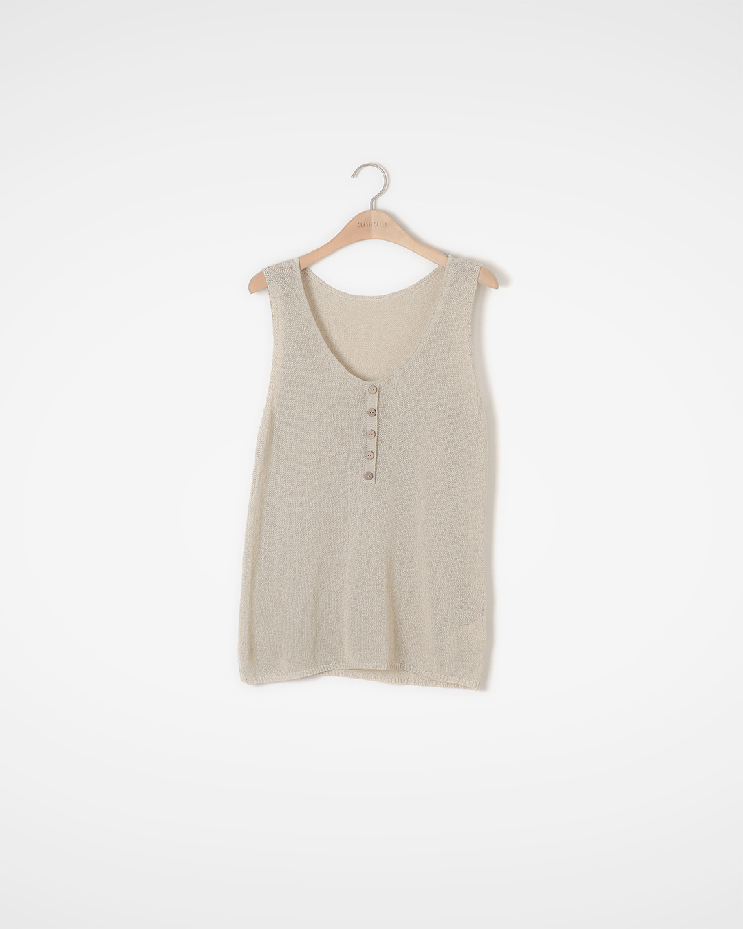 Button Knit for a refreshing look<br> Sleeveless U-neck Tower