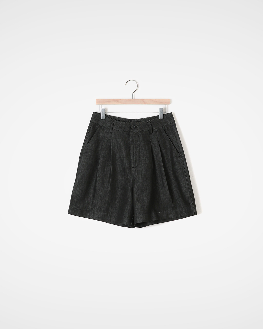 We kept the lightness and reduced the wrinkles.<br> crisp twill tuck shorts