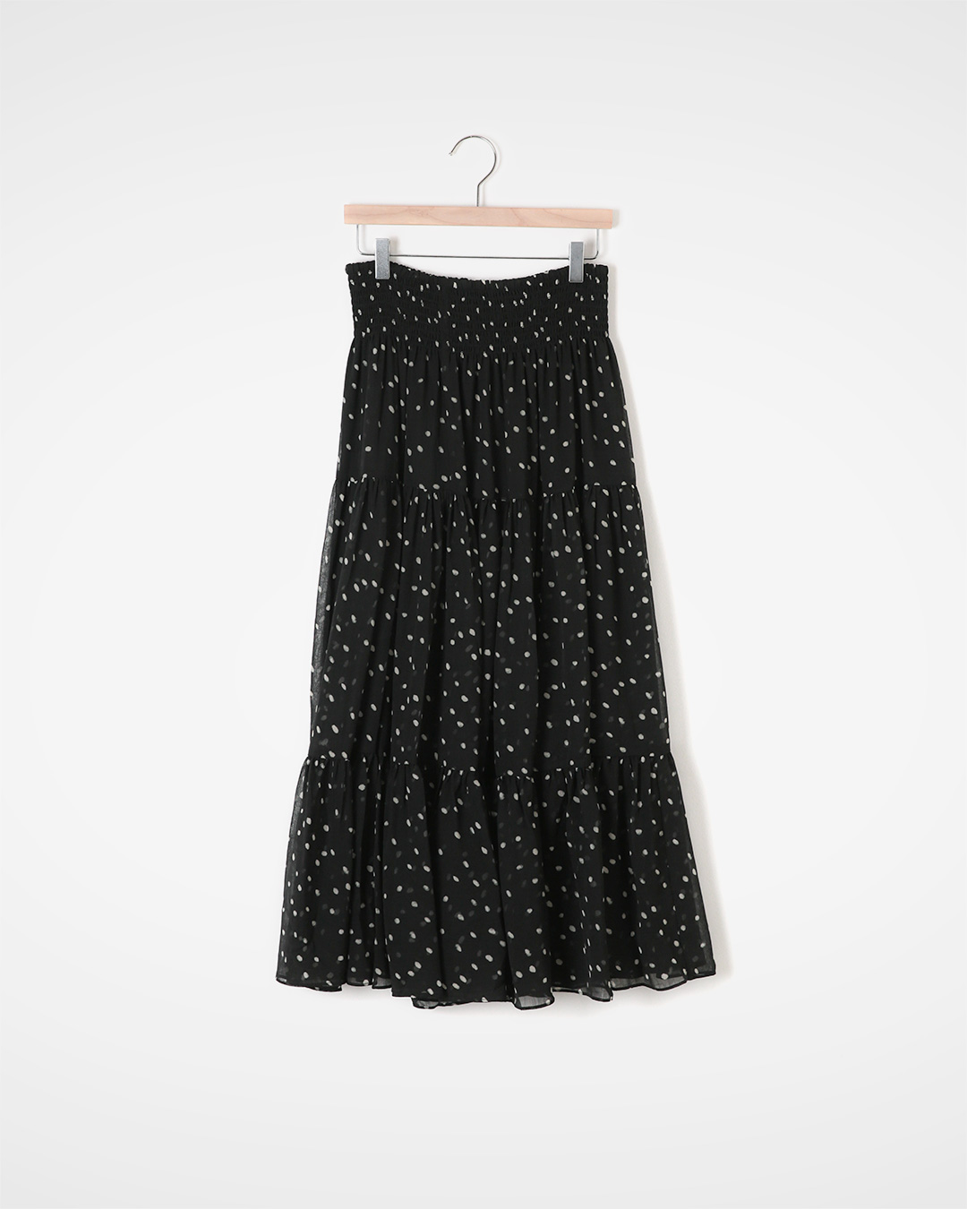 Cheerful dots create a rhythm, and comfort wraps around your waist.<br> dotted shirring tiered skirt