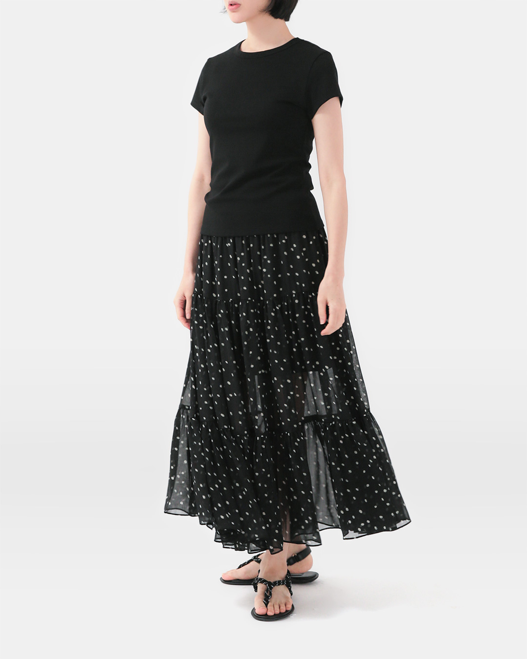 Cheerful dots create a rhythm, and comfort wraps around your waist.<br> dotted shirring tiered skirt