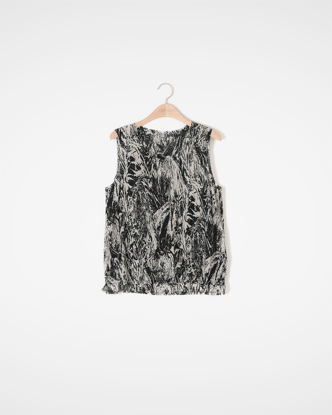 Summer, when even the humidity is heavy,<br> silk crinkle sleeveless top