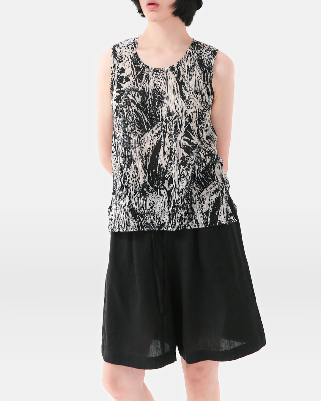 Summer, when even the humidity is heavy,<br> silk crinkle sleeveless top