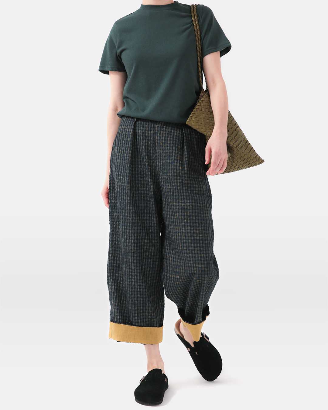 The freedom to complete with just one rollup<br> linen-contrast checked wide pants