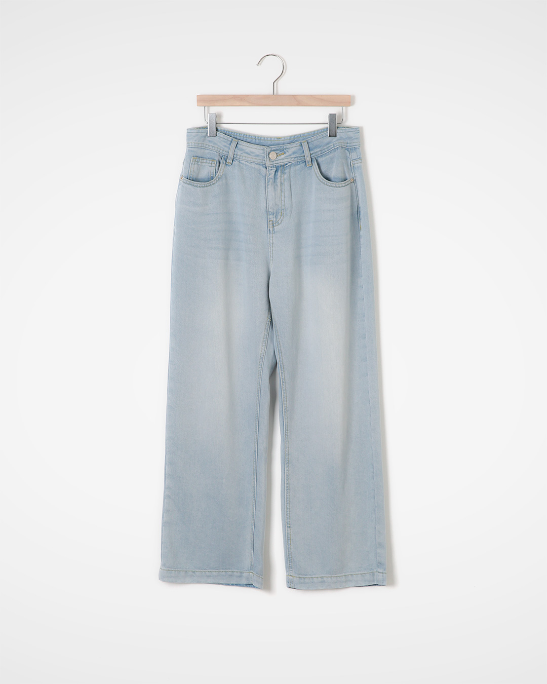 Even in seasons sensitive to sweat and heat<br> I want storage! Light wash jeans