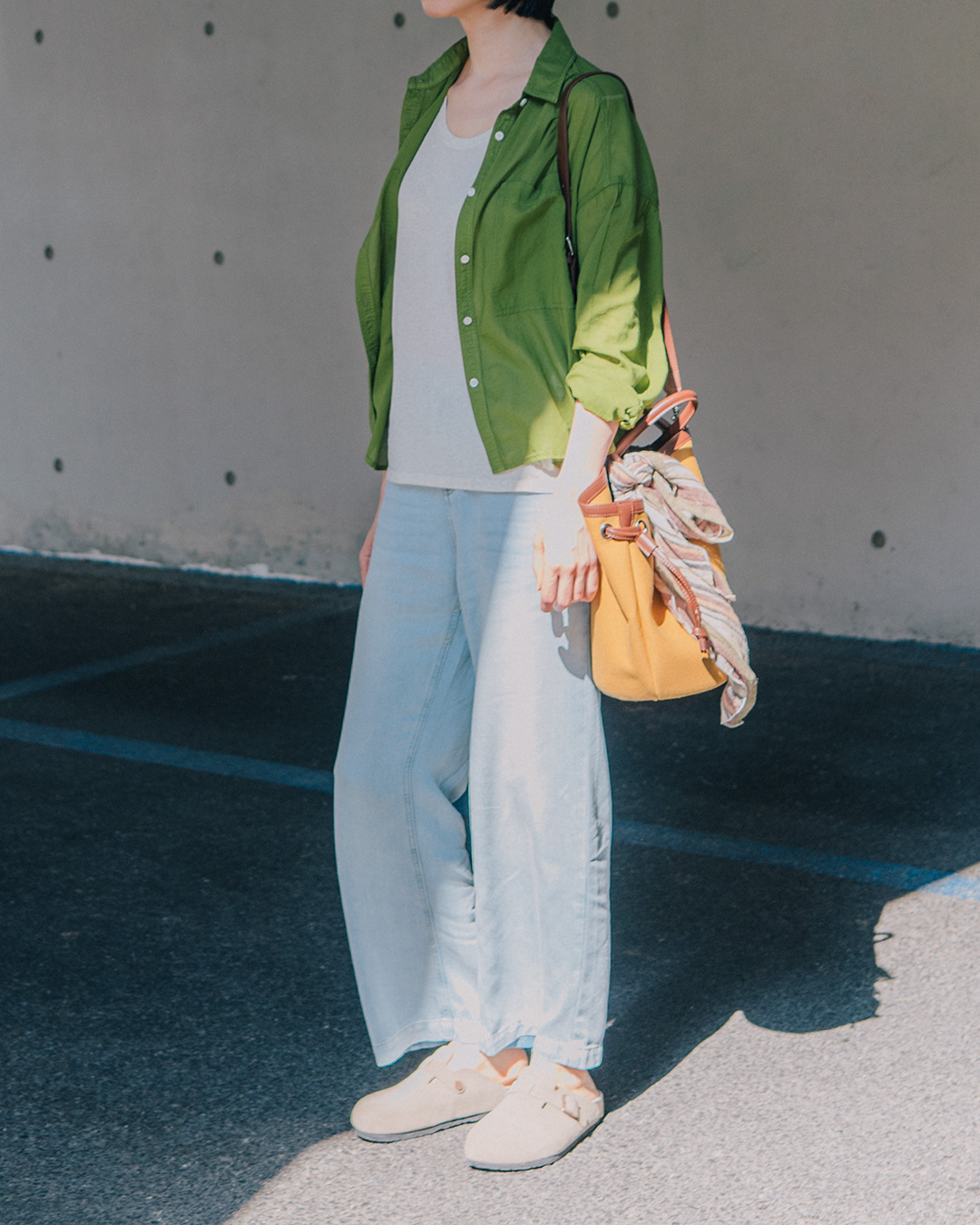 Even in seasons sensitive to sweat and heat<br> I want storage! Light wash jeans
