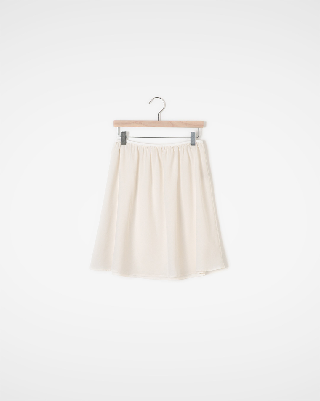 The peace of mind that comes with one layer<br> airy layer slip skirt
