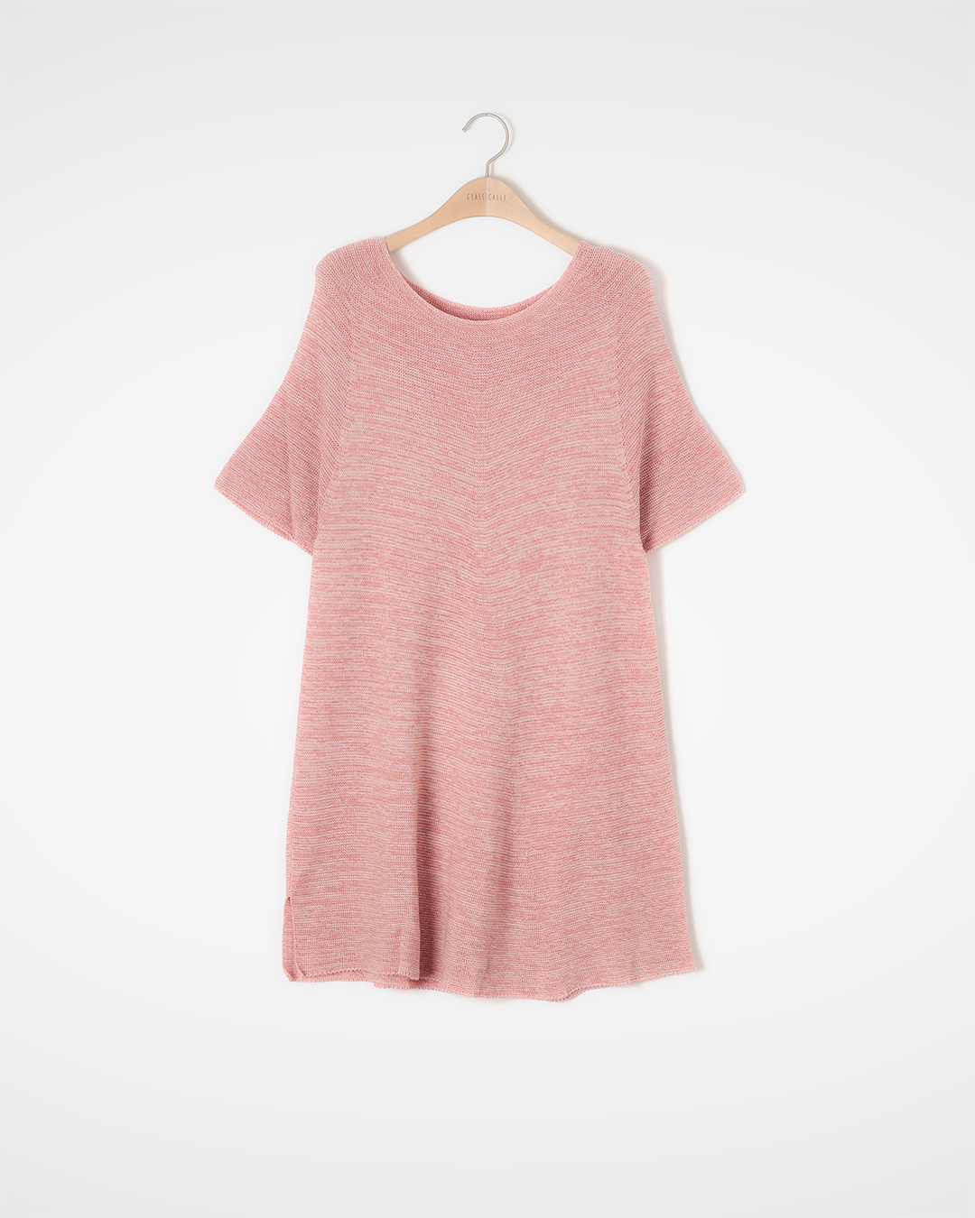 A silhouette that flows with loveliness<br> melange apricot knit dress