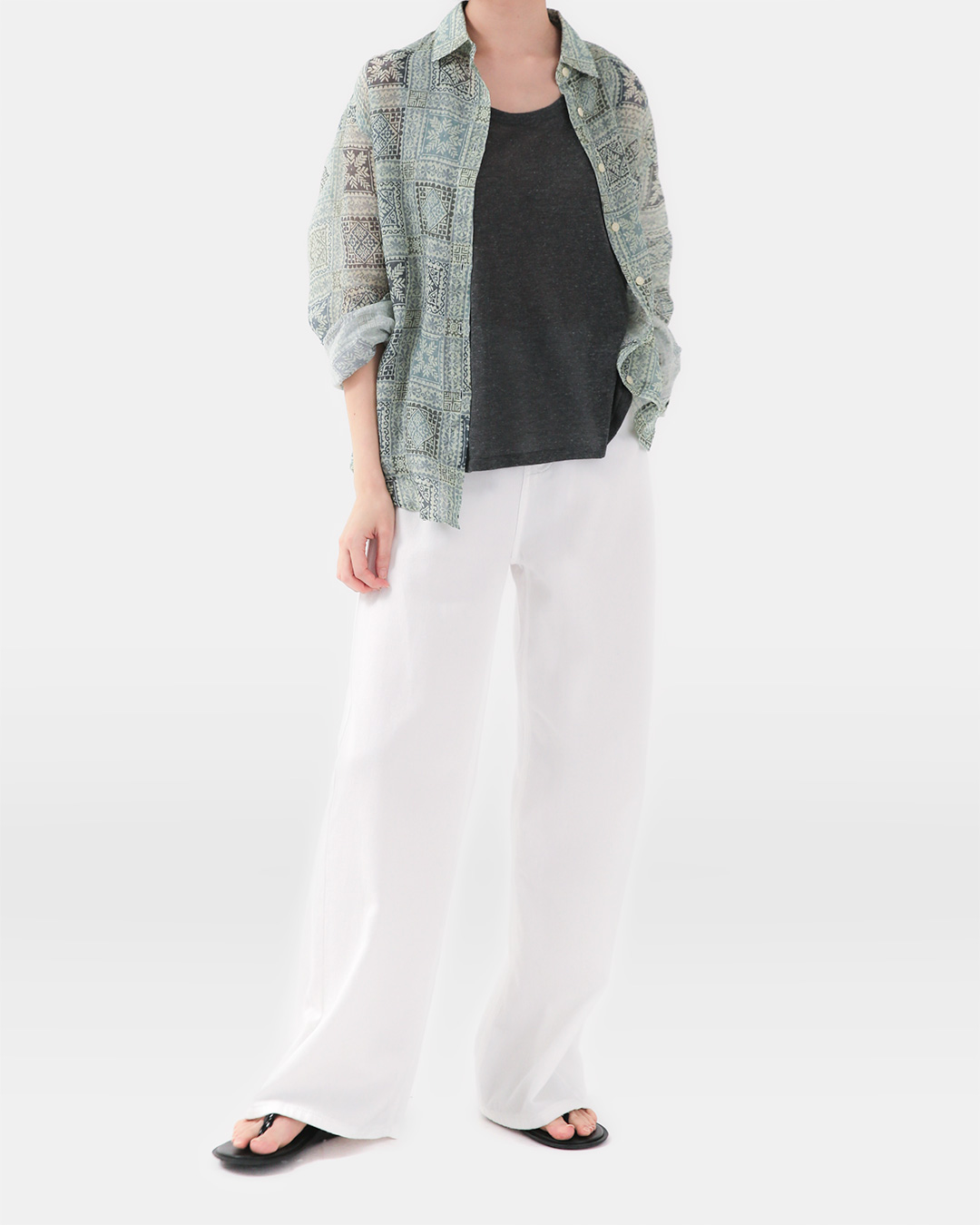 A light, flowing white sheet<br> airy lyocell wide jeans