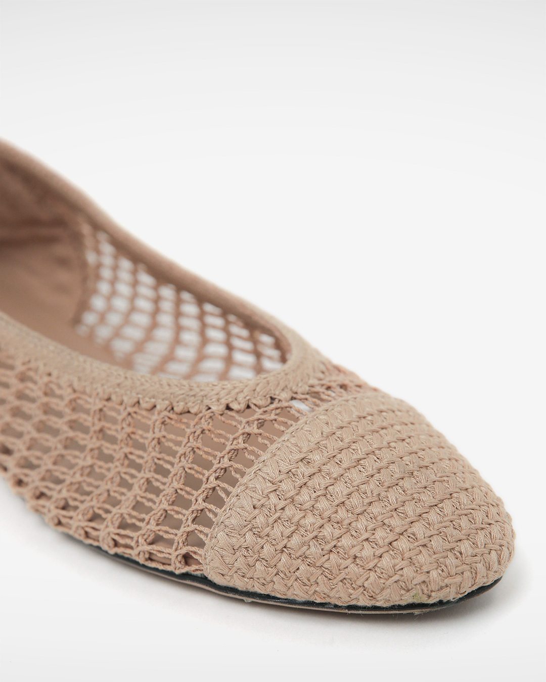 Complete your summer with a pair of lightweight, breathable shoes<br> airy crochet ballet flat