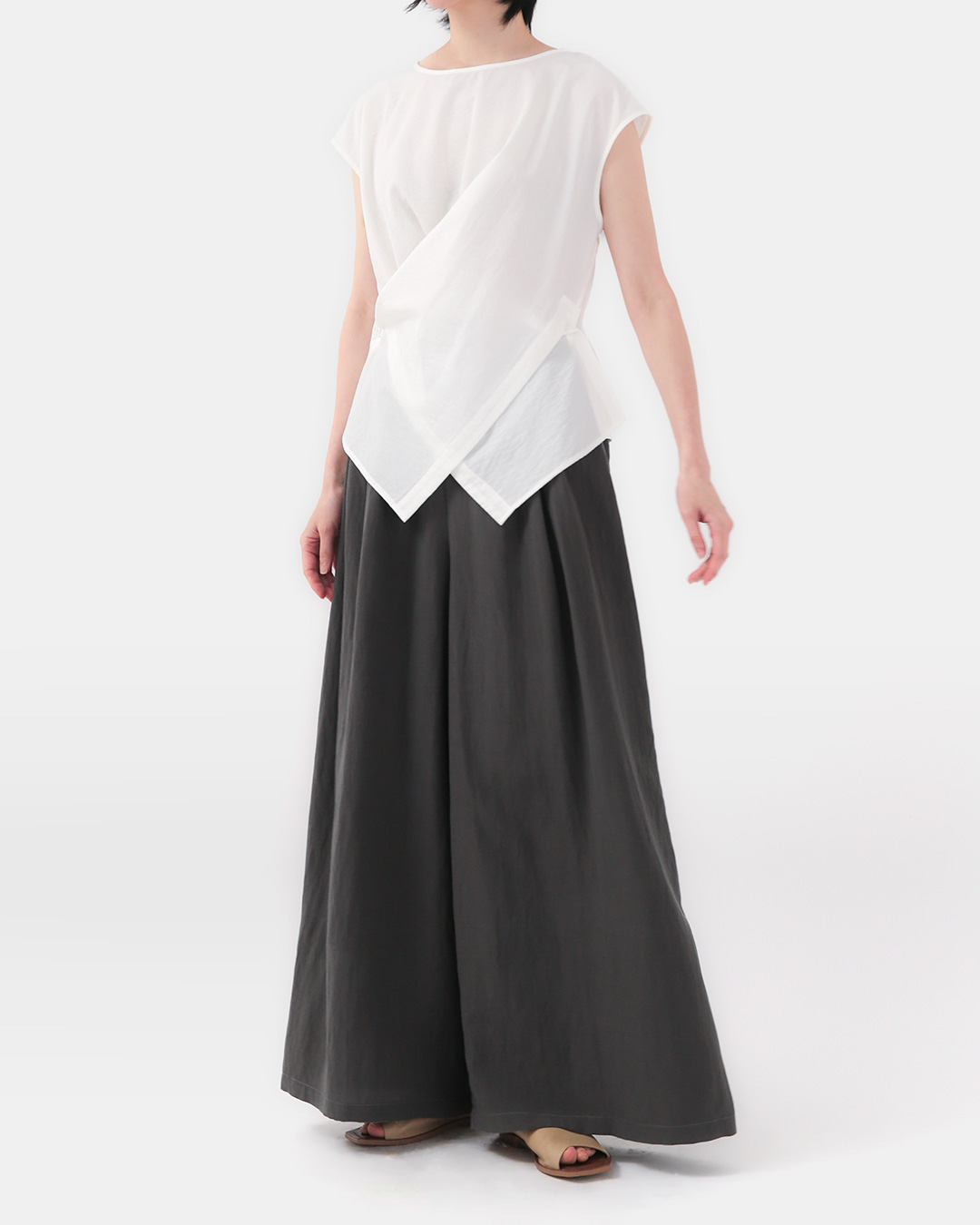 Chic, seemingly indifferent<br> 3D Drape Blouse