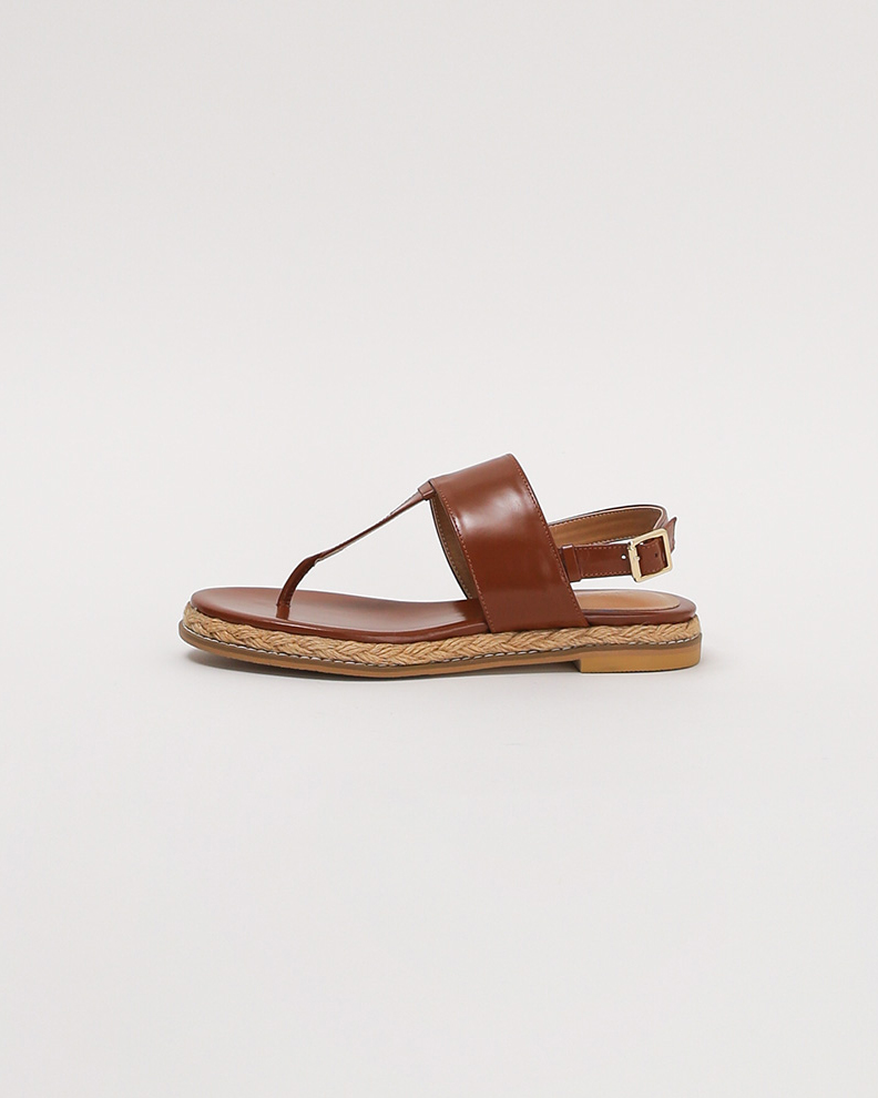 Classic leather sandals with a resort feel