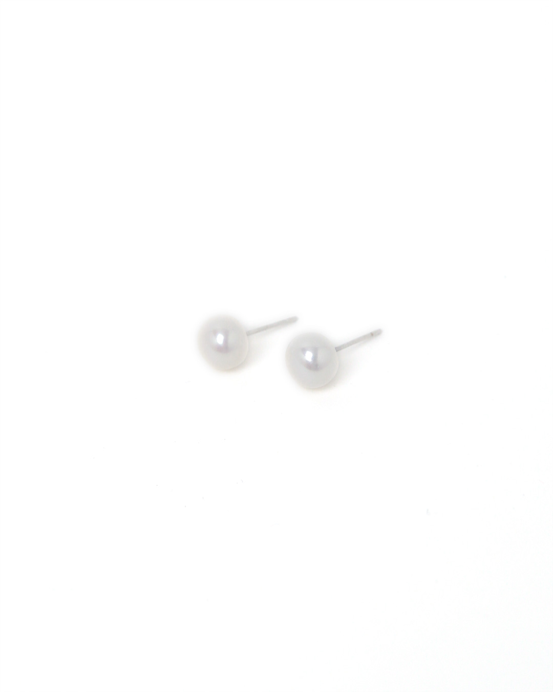 The essence of pure beauty<br> timeless pearl stud earrings