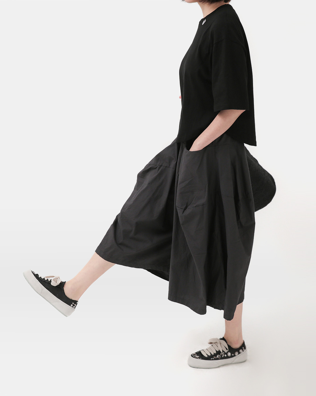 Adding rhythm to your day<br> Lightweight Volume Cotton Pants