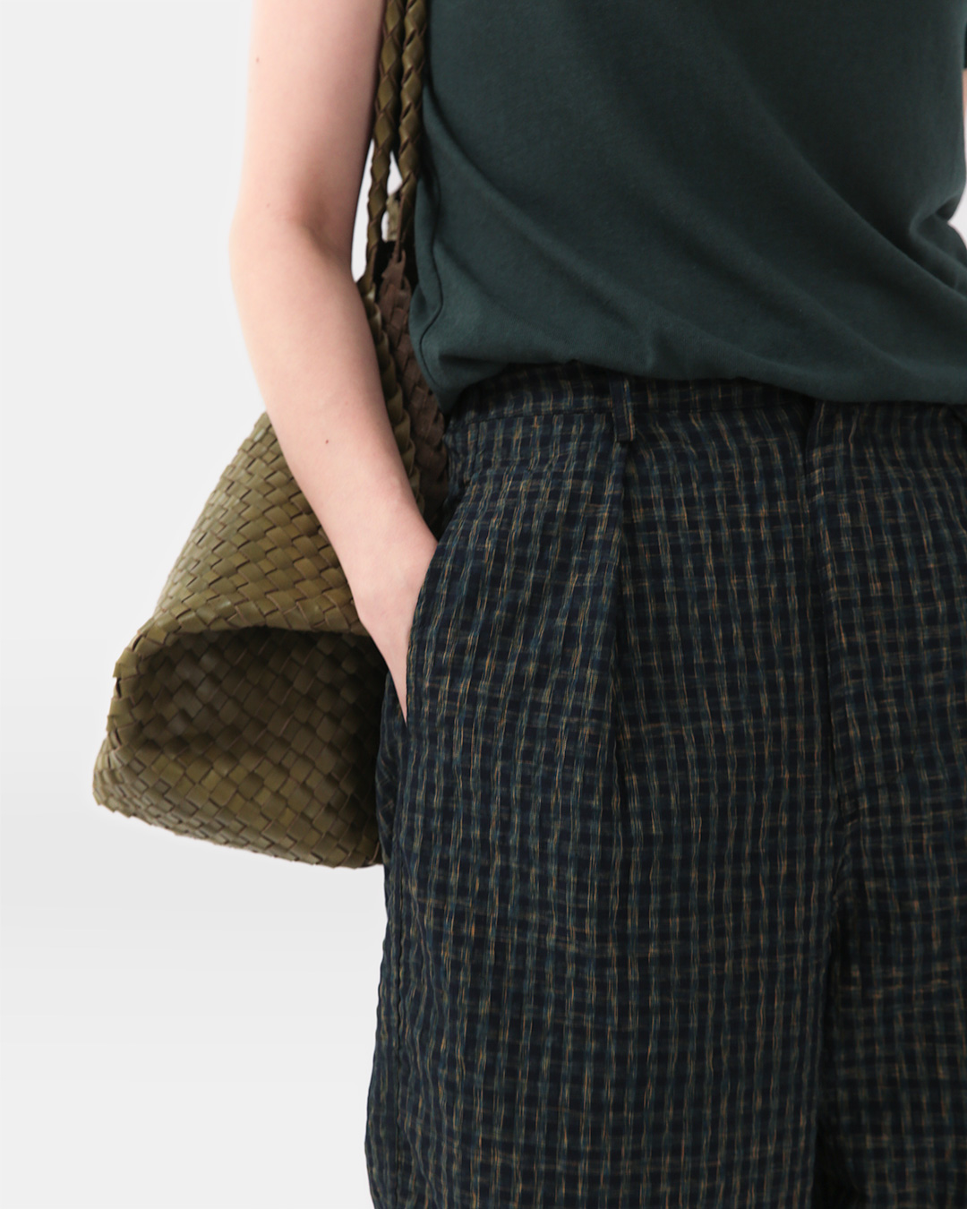 The freedom to complete with just one rollup<br> linen-contrast checked wide pants