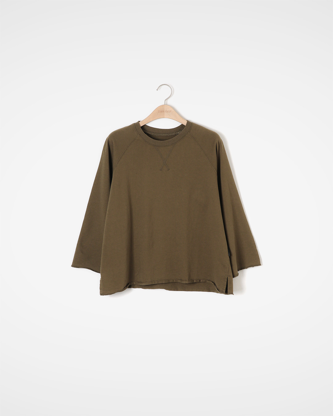 Natural mood cutting details<br> Cotton Raglan Long Sleeve Tee