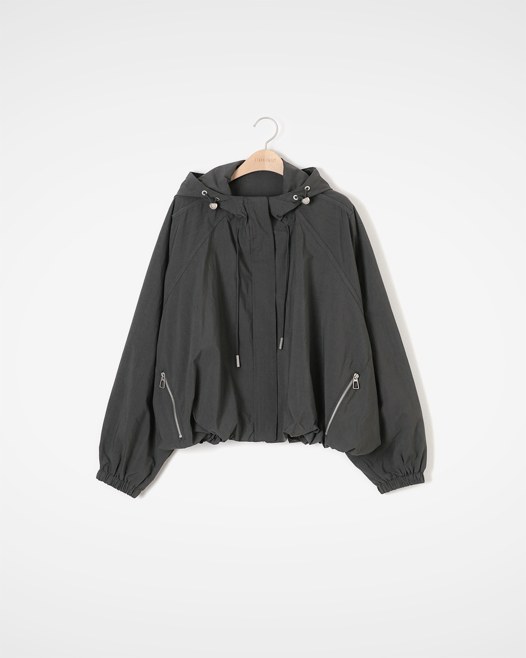 The most popular item during the transitional season<br> Hooded Volume Jacket