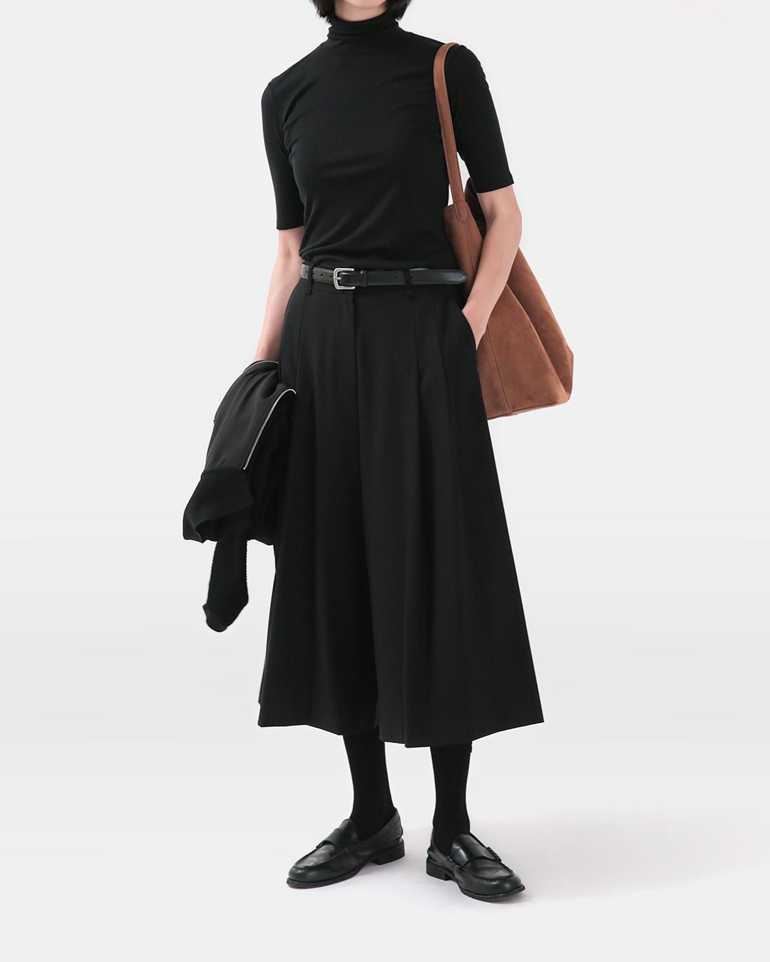 Classic flowing silhouette<br> pleated wide culotte pants