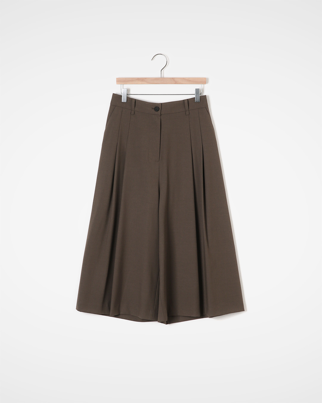 Classic flowing silhouette<br> pleated wide culotte pants