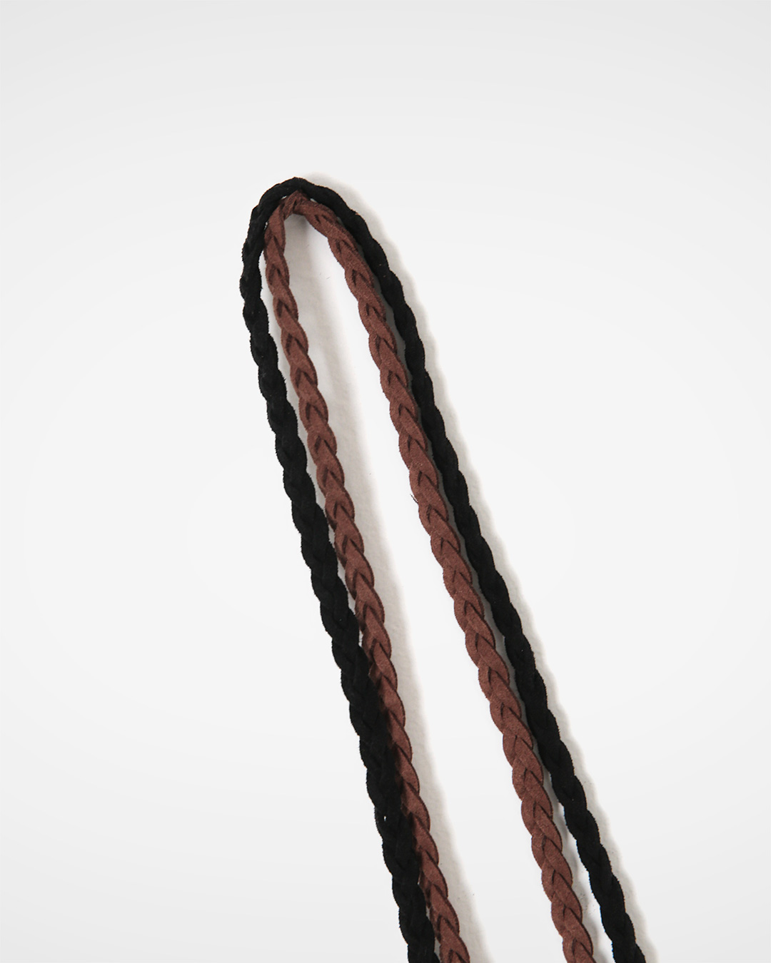 A sense completed with one key point<br> braided suede string belt