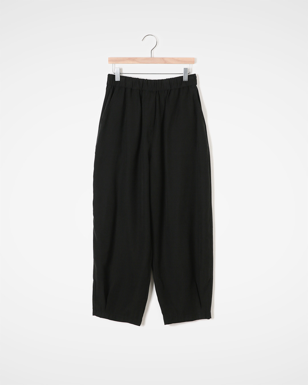 A matte mood that flows freely<br> Rayon Blend Wide Pants