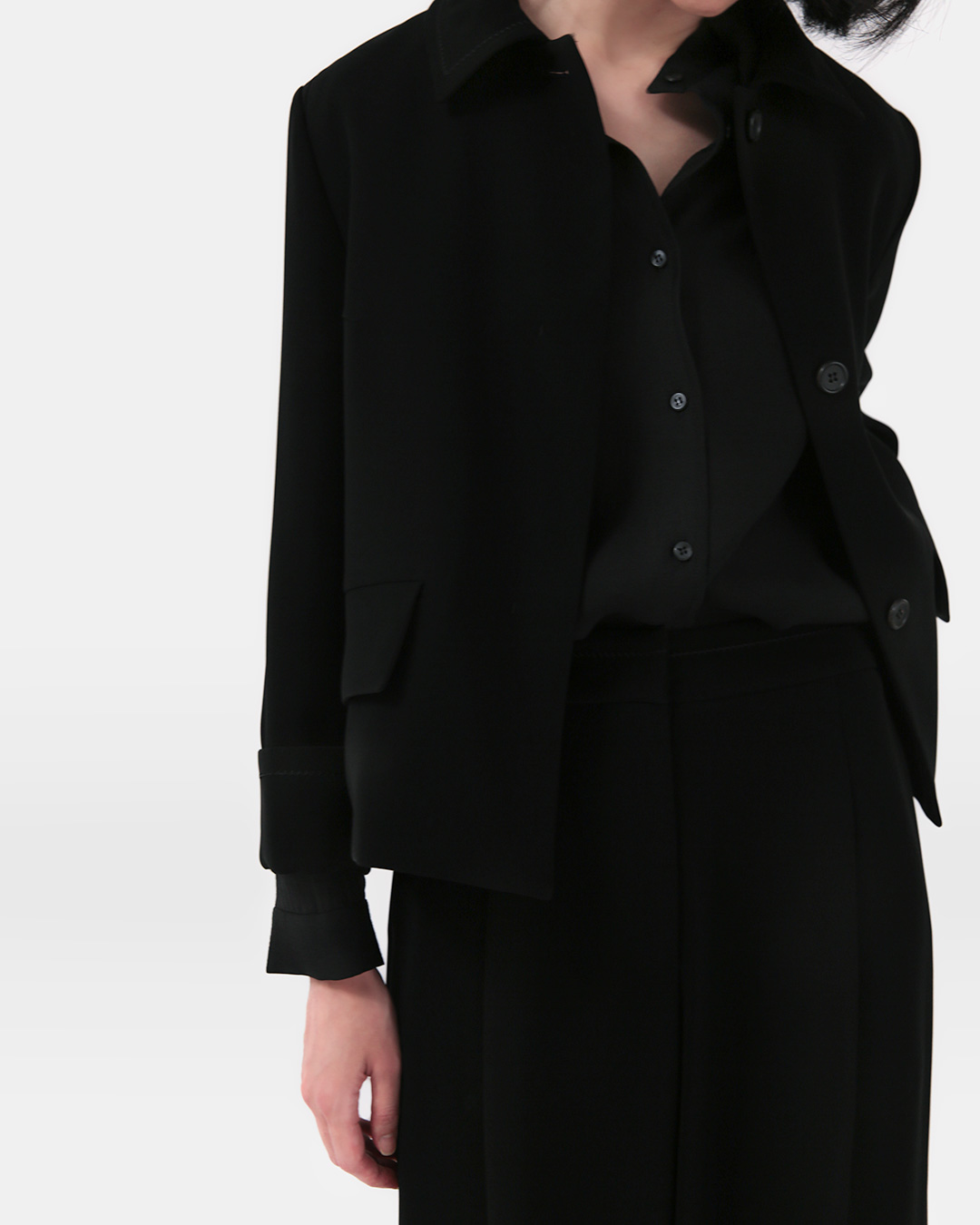Clean lines and delicate details<br> Milpa polyester setup jacket