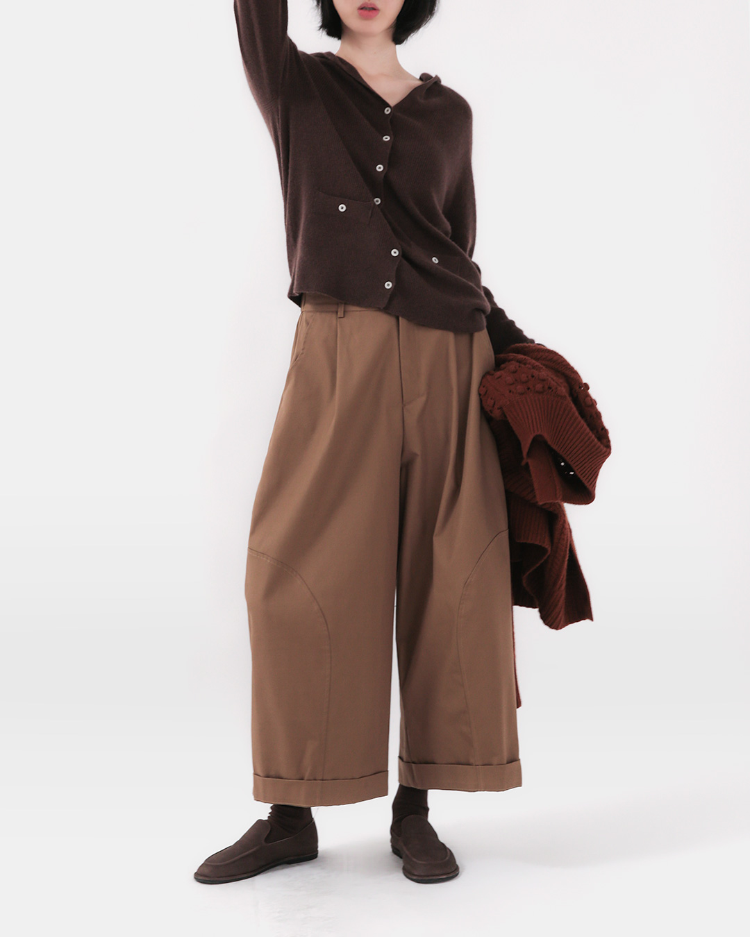Structured curves, voluminous wide cotton pants<br> Cotton curved-panel wide pants
