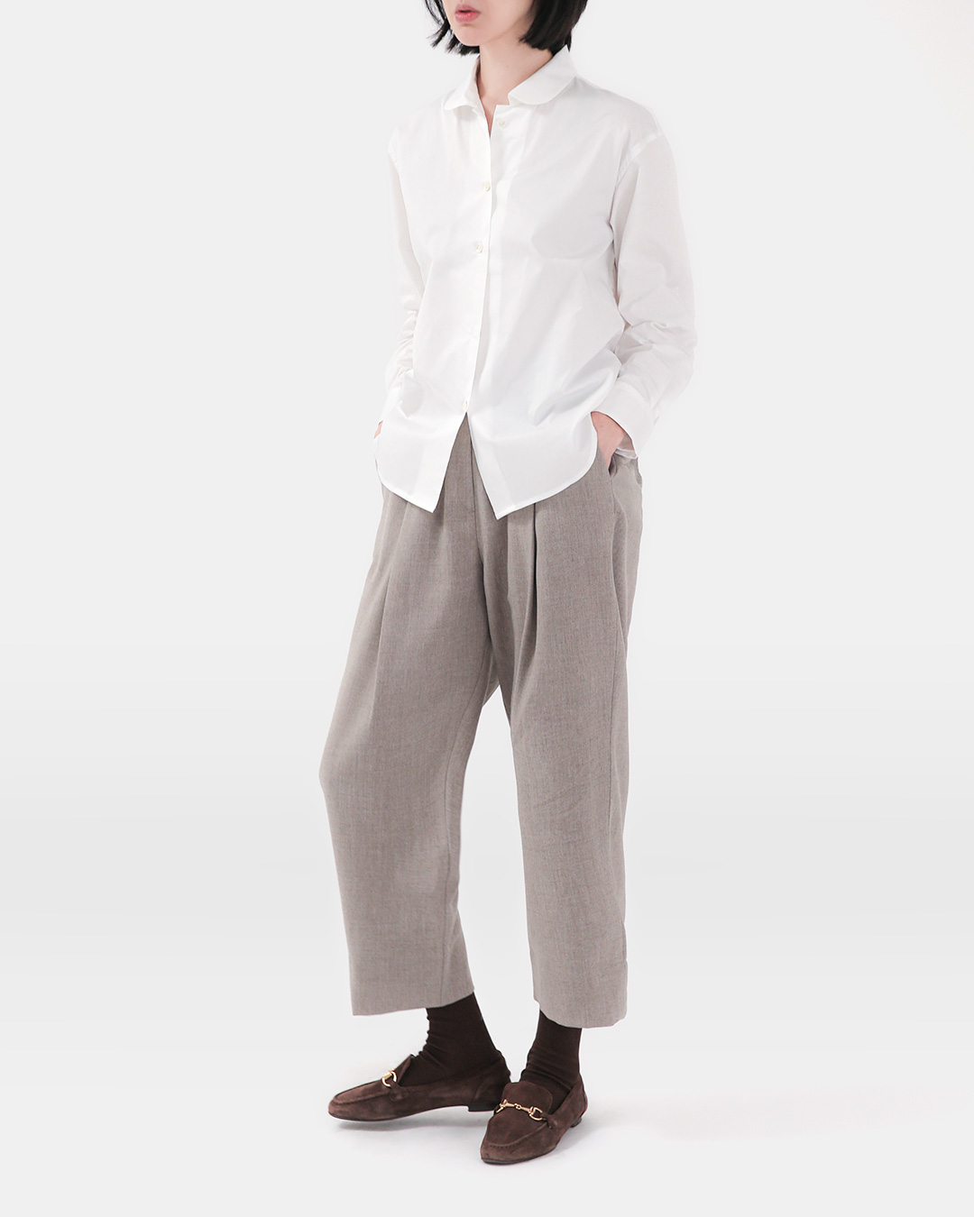 A clean sheet to brighten the day<br> soft round-collar cotton shirt