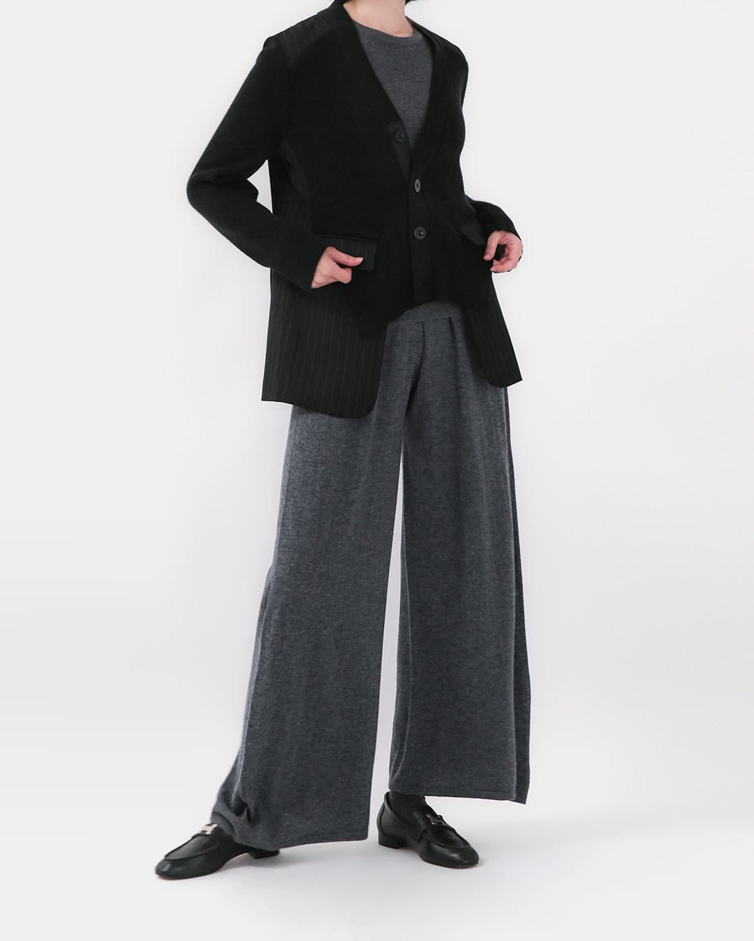 The silhouette is elegant and comfortable like a tracksuit.<br> pure wool wide knit pants