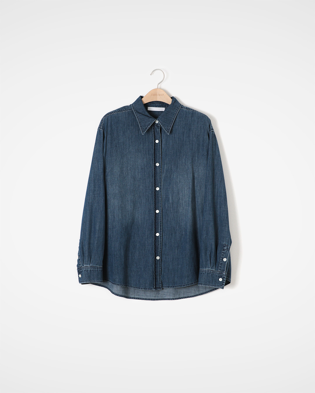 It gets more and more beautiful as time goes by<br> cotton denim shirt