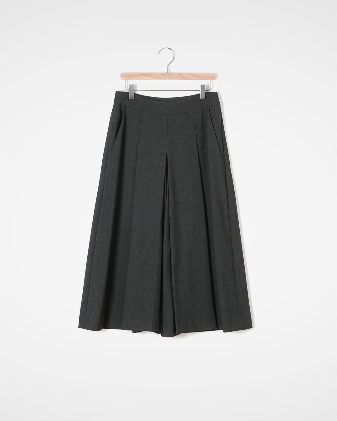 Elegance that remains undisturbed even in movement<br> wool wide culotte pants
