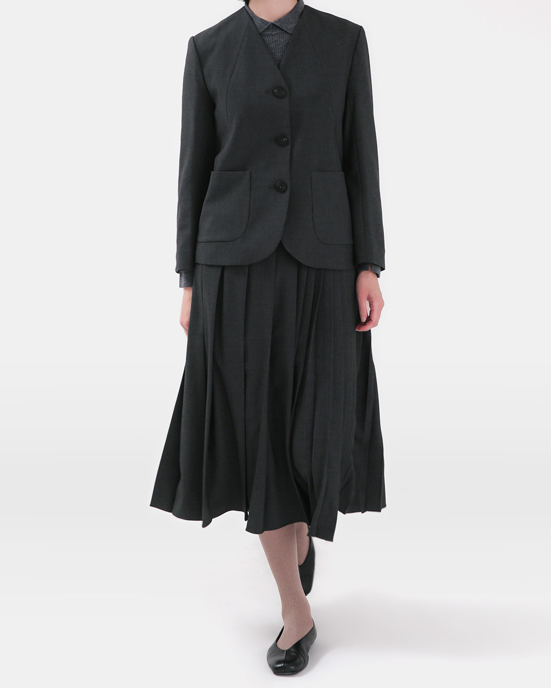 A lighter formal look with a curved edge<br> pure wool collarless blazer