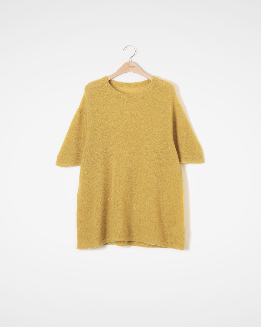 Deep warmth and softness in lightness<br> Pure cashmere half-sleeve knit