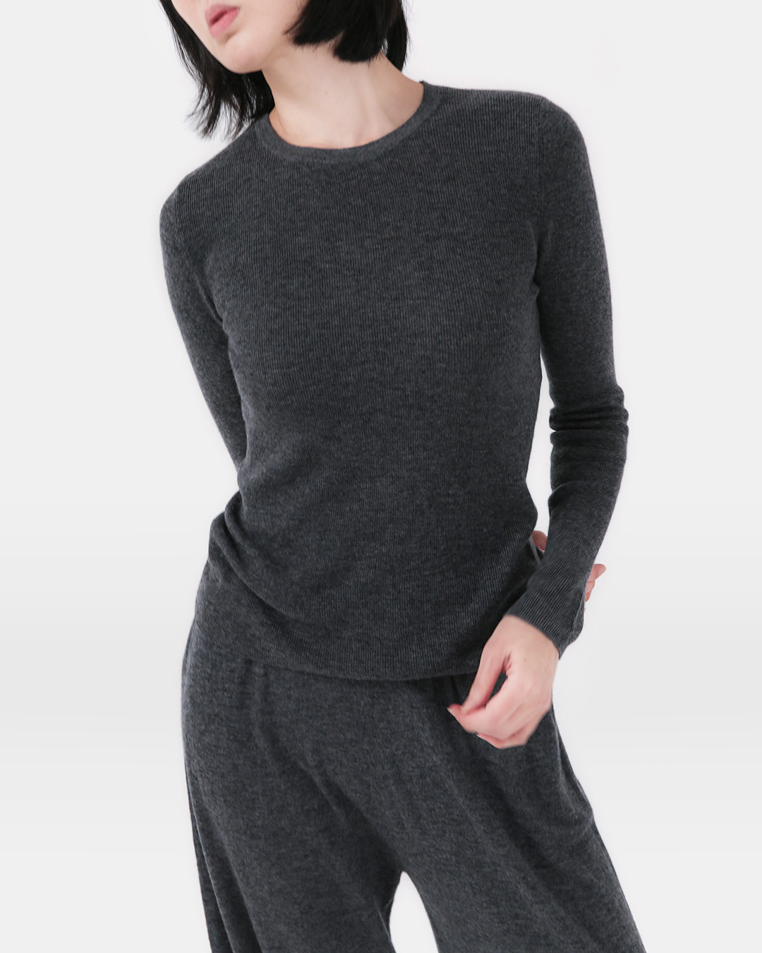 Thin and warm, good as an inner layer<br> pure wool rib crew knit